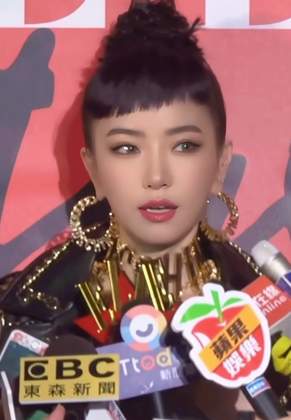 50多岁的谢金燕绝对是我见过的保养得最好的明星了，无论是脸蛋还是身材，根本看不到