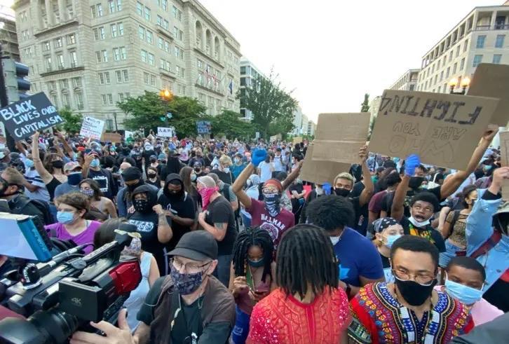 真假漂亮国！
央视记者报道，漂亮国已经疯狂！
润人自媒体说漂亮国风平浪静！
难道