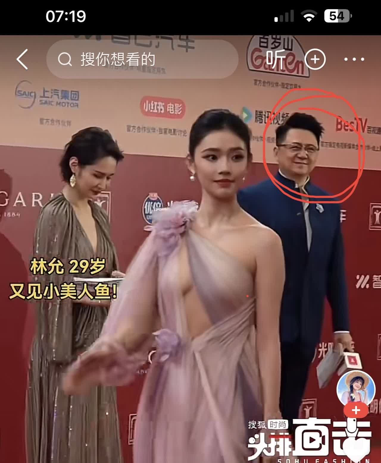 有个事儿，
我不敢说，
我发现林允有一个致命的问题，就是她太美了，无论在哪都