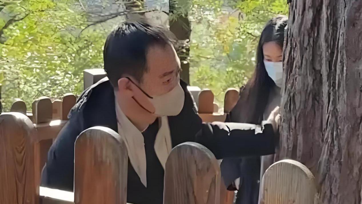 辛柏青现身大孤山！与李乃文为朱媛媛祈福，苍老憔悴需要女儿扶着