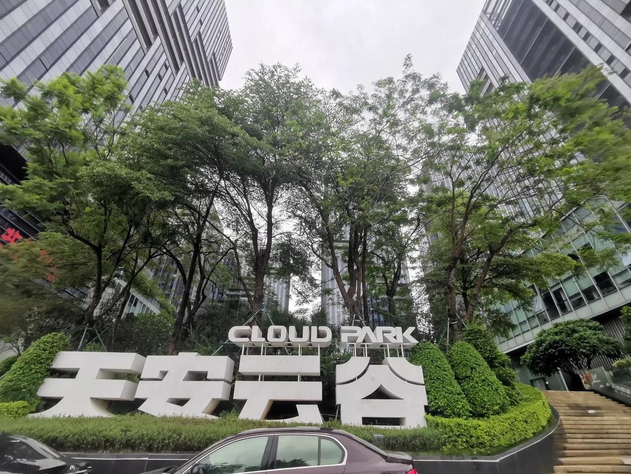 深圳虽然只来了两三天，但却感觉有一种活力四射却又虚怀若谷的大都市情怀。
    