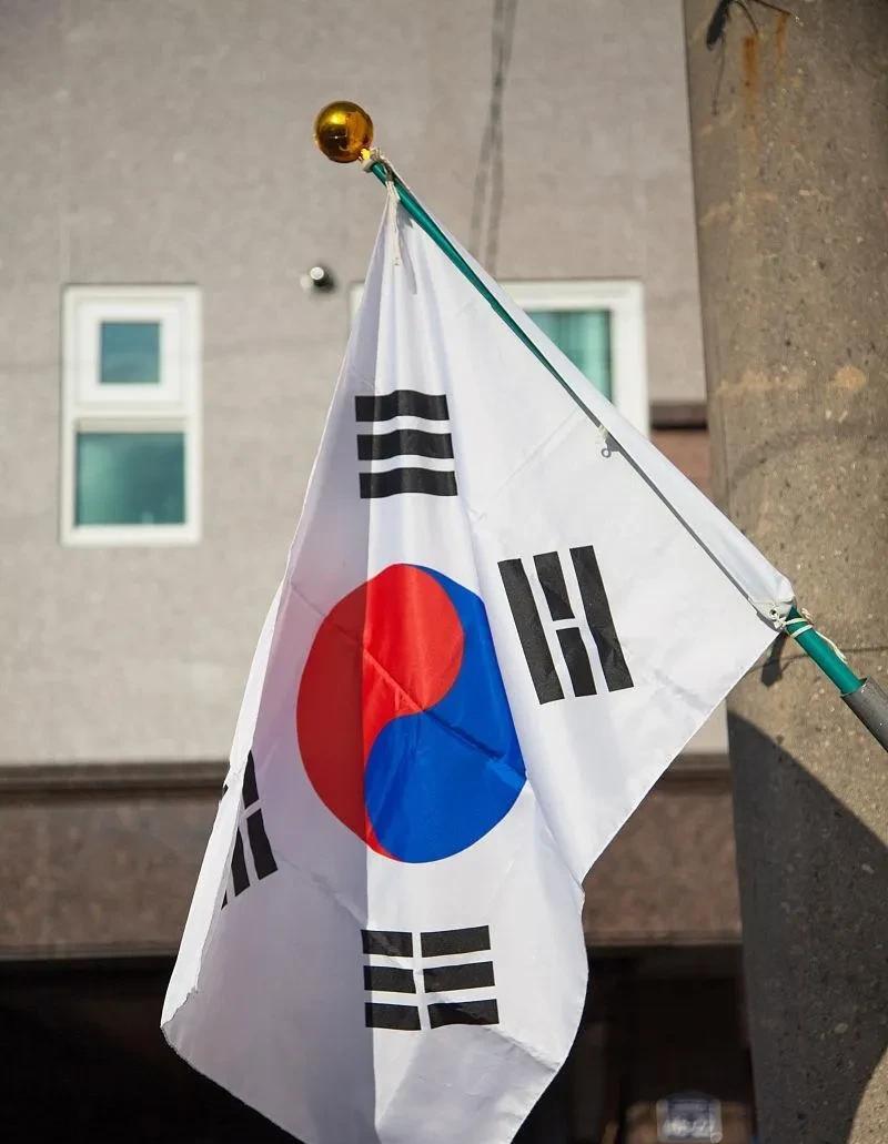 韩国这事儿挺有意思——300万人签了“不抢救”的单子，相当于每15个成年人里就有