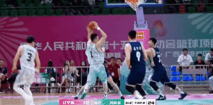高诗岩太气人了吧，命中三分球后，替对手做出暂停手势，霸气侧漏，辽宁大胜河南44分