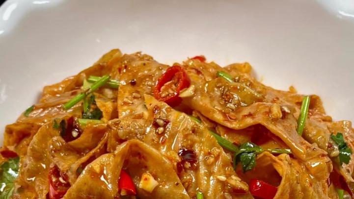 香辣孜然豆皮：一上桌就炫到你的家常美味