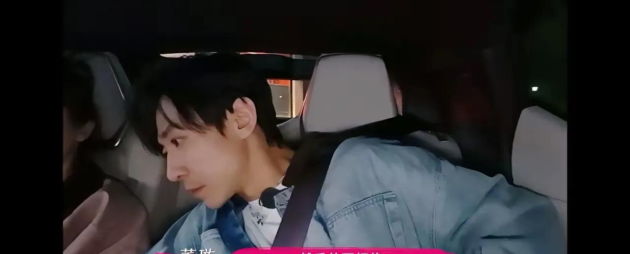 原来大家都误解董璇了。
是她的丈夫张唯伊不想和她们一大家子住在一起。
因为小伙子