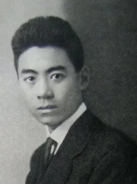 1927年，周恩来被捕！国民党团长却给他换上国军的衣服，正准备逃走，迎面却走来了