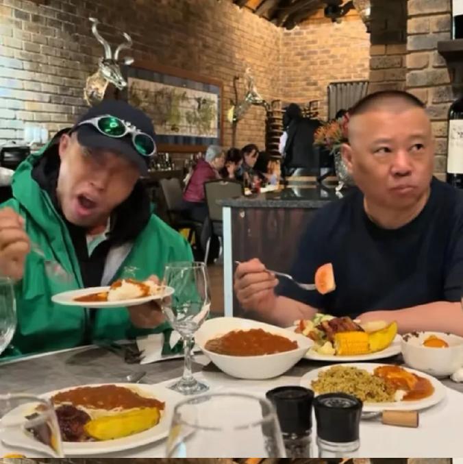 火爆敢情烧饼也就是厉害！跟师父在南非尝美食，表情夸张又引人瞩目，一个劲发出噪音，