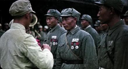 1950年，为了迎娶爱人，第184师的副连长肖万世登门求亲。老岳父一见肖副连长，