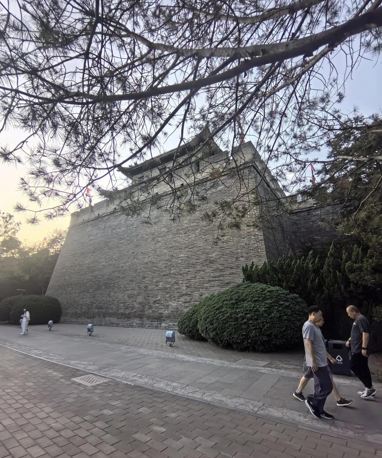 #人的命运是不是存在“平衡”一说#
在事业上，一路顺风顺水晋升很快，也许会突然遭