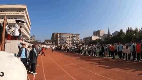 这红衣服故意的吧，起来后就走，问都没问。。。[what]