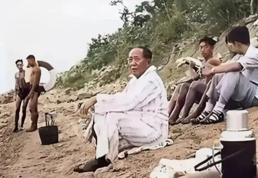 主席在橘子洲头游泳后，就随便往地上一坐休息了。不知大家有没有发现，老人家身后的那