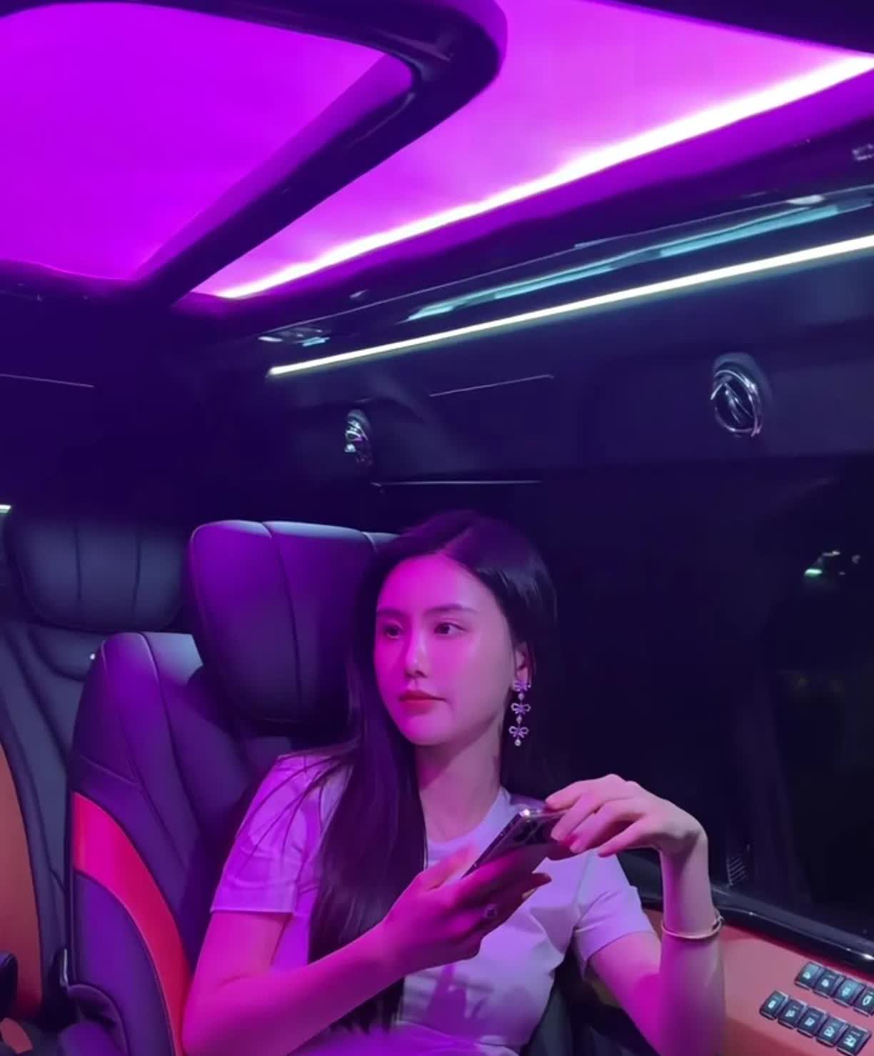 楚玲坐在豪车里，气质完全是一个富太的模样了。看得出来，楚玲本人非常努力，赖文峰也