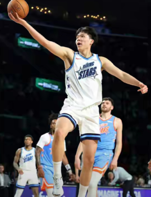 2026年NBA全明星新秀挑战赛上演，中国球员杨瀚森迎来全明星首秀，替补出战约8