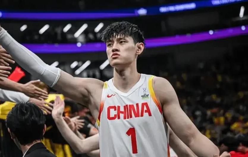 不得不说，中国男篮的复兴，这3名长人相当关键！
第一位，曾凡博，身高2米08，三