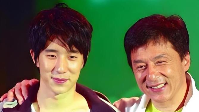 42岁房祖名“开窍”！星二代不再靠爸，成龙的付出全白费？