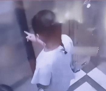 小女孩坐电梯好奇，竟然用手指头要试一试电梯的夹力。让小女孩想不到的是，这电梯门的