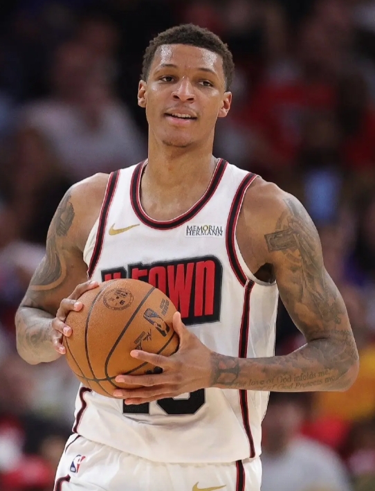 家人们！火箭要是换小贾换不换？
我还是觉得小贾水平还是有的，就是现在信心感觉没有