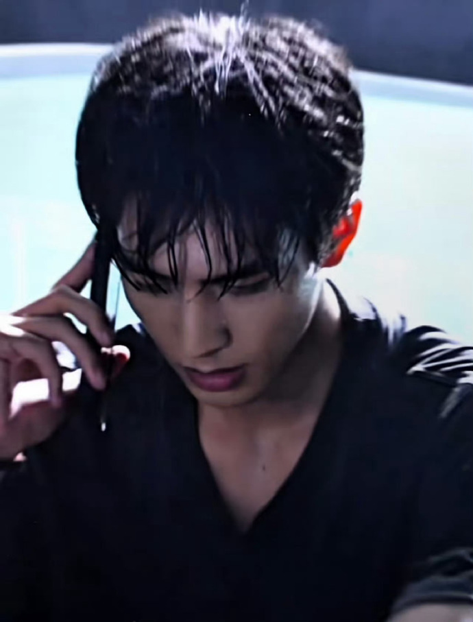 宋威龙的锁骨痣，看起来好性感啊，可以多拍点嘛哈 ​​​