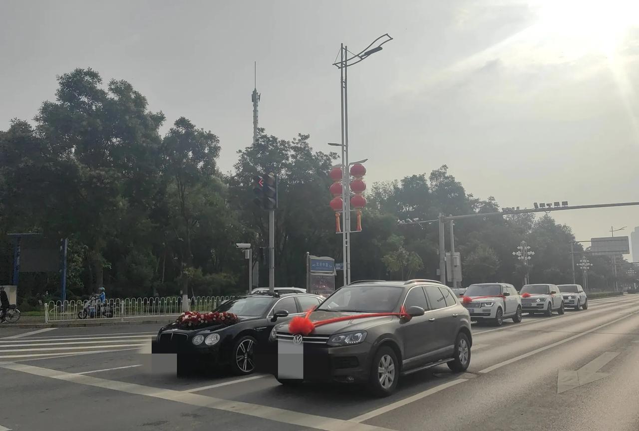 周末，去银川万达广场，在某大街上偶遇娶亲车队，这体验还挺新奇，预示吉祥如意，喜庆