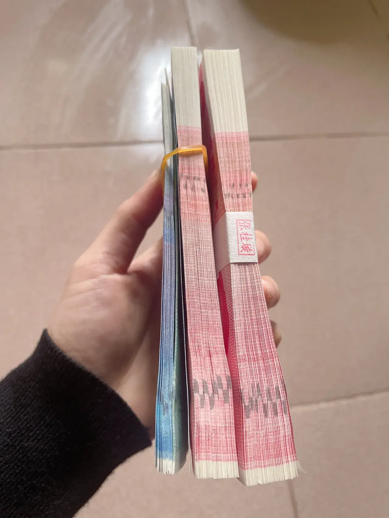 问一下大家
有没有人跟我一样
现在差不多40岁了
连1万块都拿不出来的
我不说1
