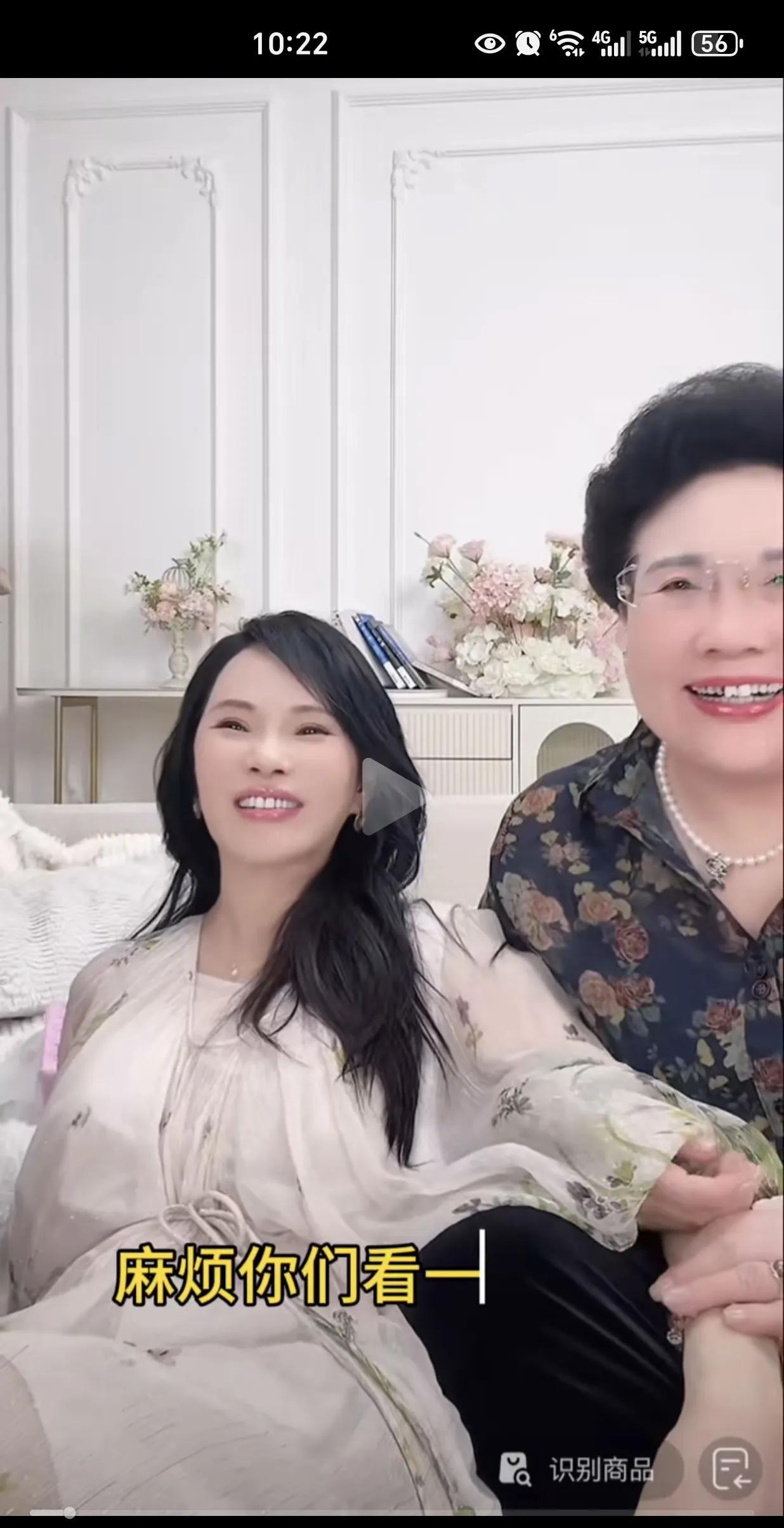 有网友反驳说：伊能静昨晚还跟她婆婆一起直播带货呢，她不可能离婚了……
可是，这能