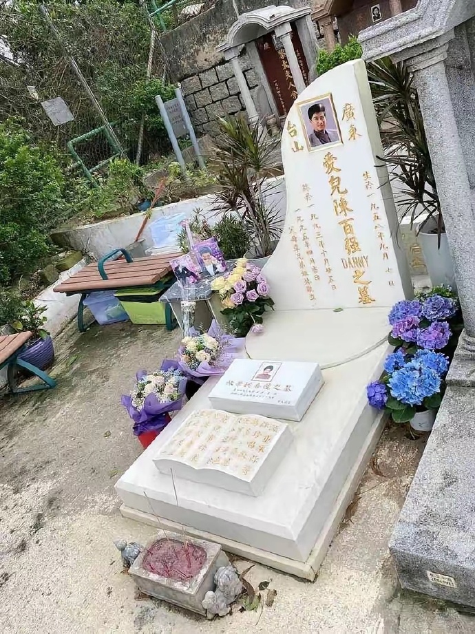 何超琼又被拍到去陈百强墓前放花。一直持续了三十多年，未曾改变。
在纪录片里她只说