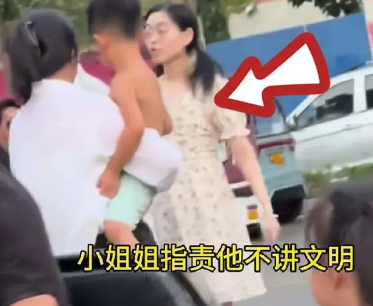 一个三岁小男孩没穿上衣，居然遭到一位女子斥责？到底怎么了？女拳要打到小孩子身上了