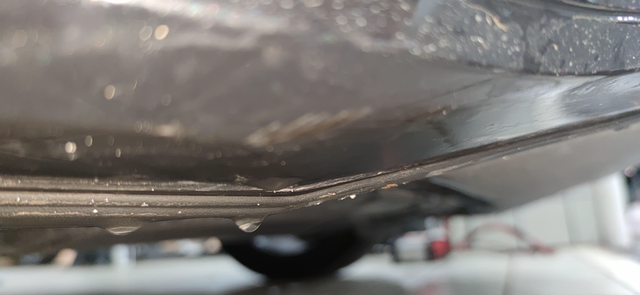 迈腾底盘也太低了
有些帕萨特能上的马路牙子，我都不敢上
就这样还是蹭了不少。
最