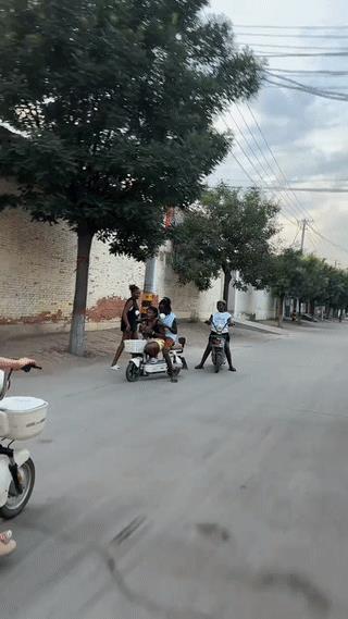 现在生活在中国农村地区的黑人媳妇真是越来越多了。
不仔细看还以为这里是非洲呢？