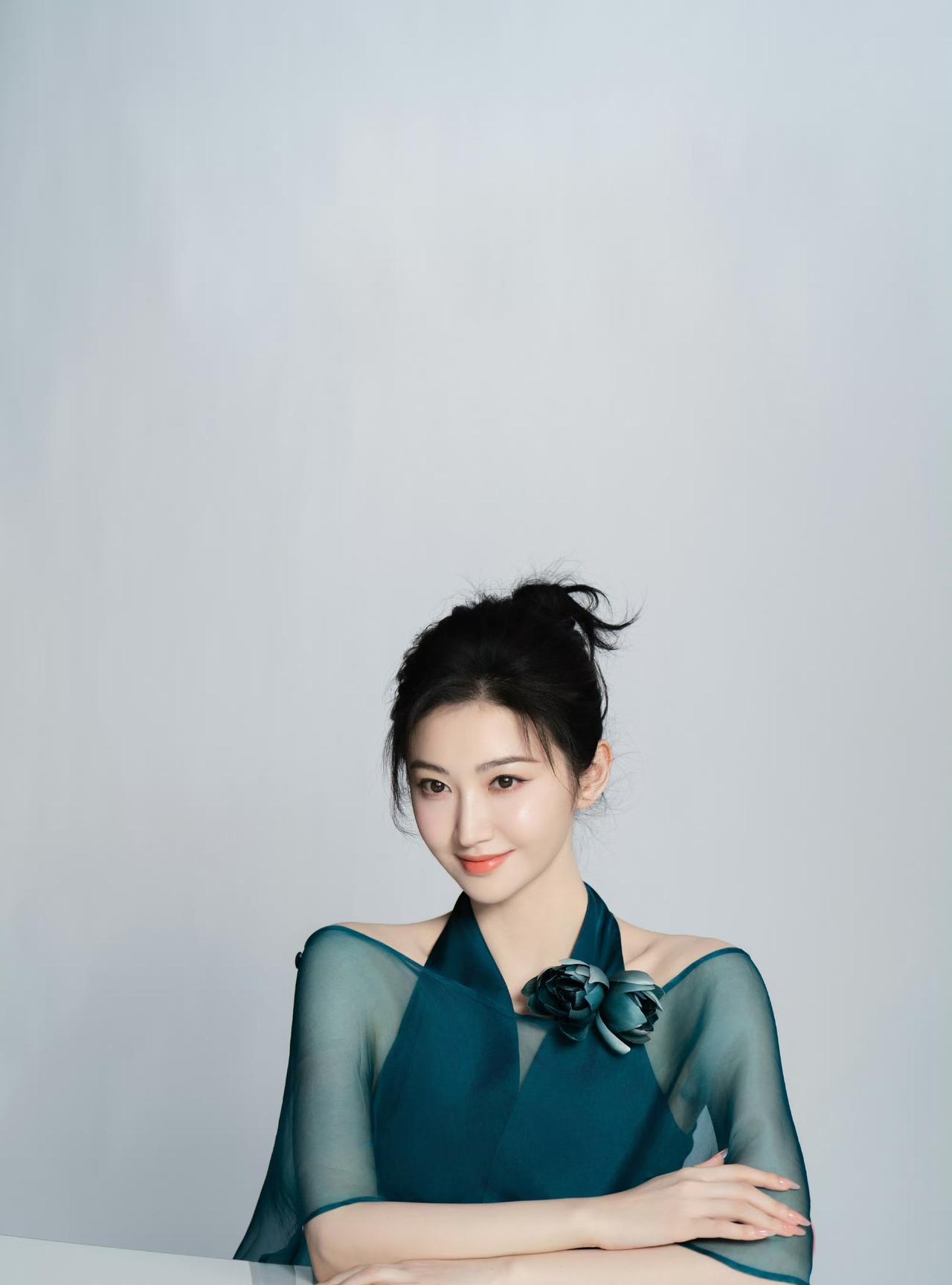 恭喜景甜成为花西子全新好气色护肤大使，身穿新中式搭配精致的盘发，又美又时尚满满的