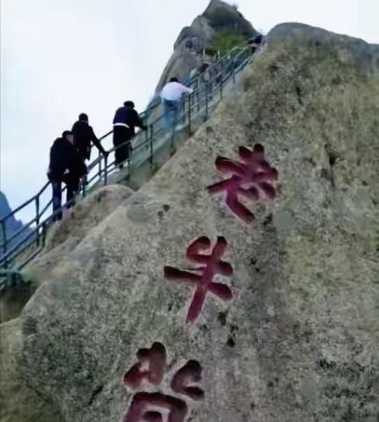 景区湖水项目必须有救生衣服，最近几年网红打卡登山越来越惊险，防护安全也存在很大安