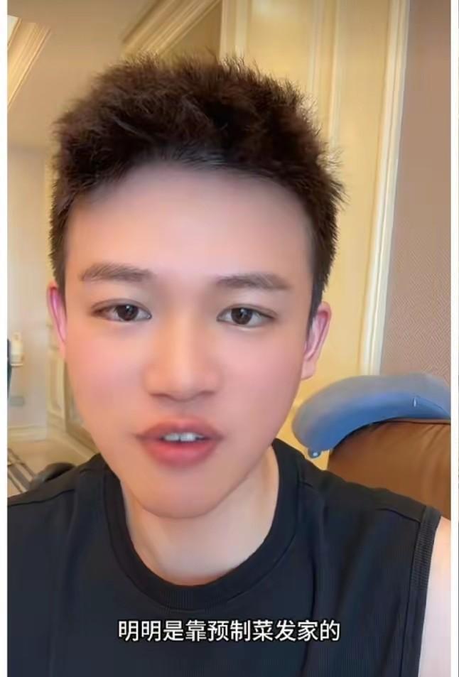 孟贺啊，他又出来蛐蛐麻六记了。
他说，麻六记就是靠预制菜起家的，
数落了一堆麻六