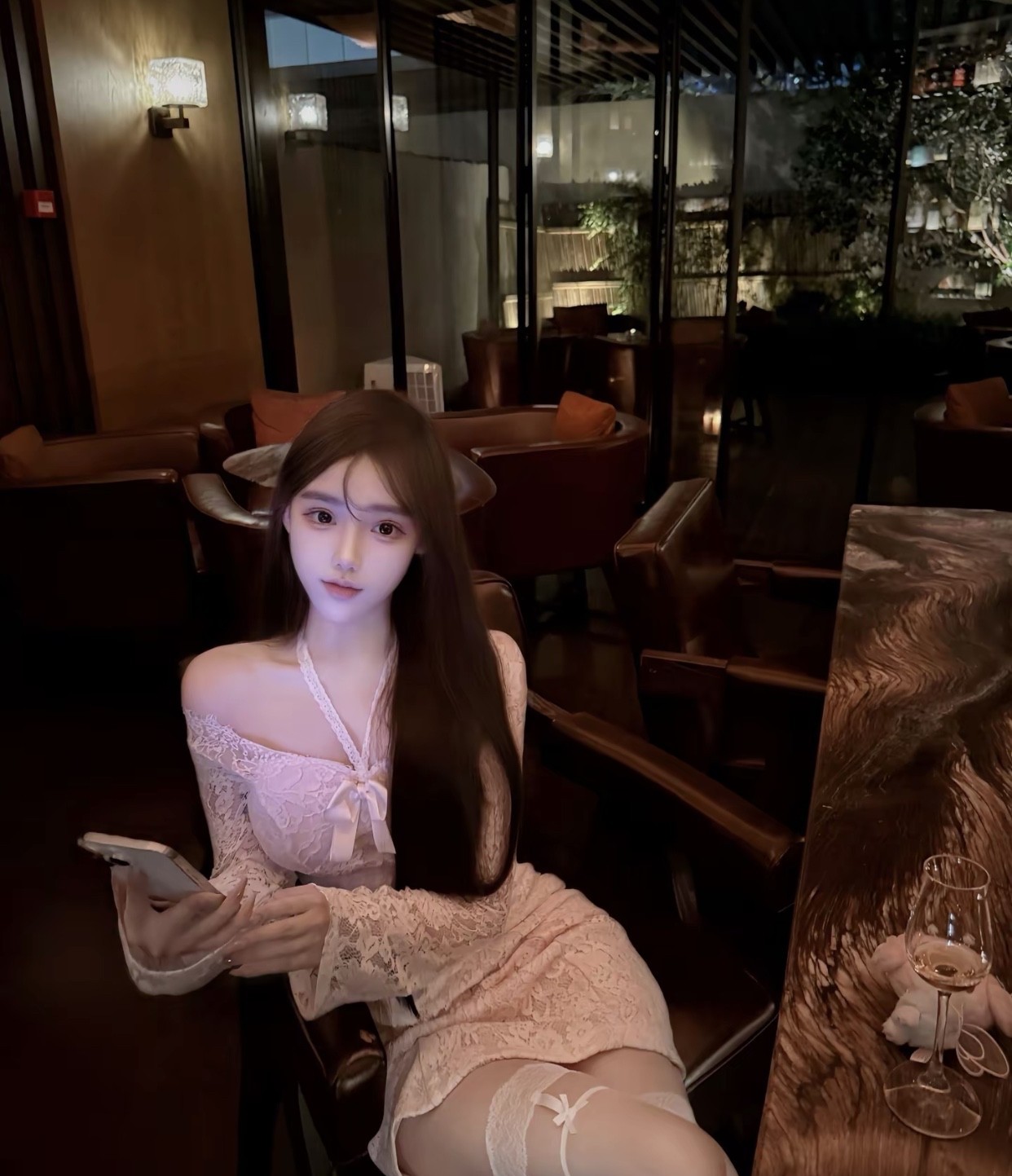 静坐花前月，轻抚玉指间。