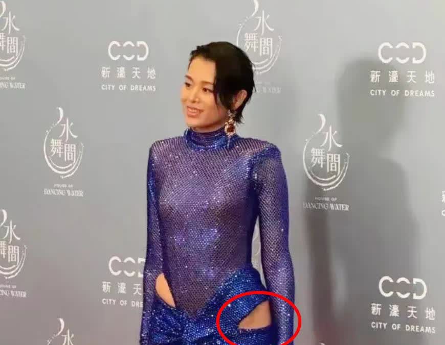 天呐！
45岁胡杏儿太敢穿了

不转身还挺好 
一转身是不是有点尴尬
