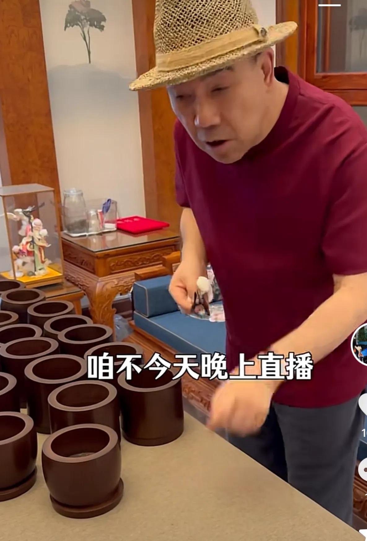 父亲杨少华去世不久，杨议老师这心态是真好，戴上草帽，换上红T恤，是又逗蛐蛐，又熬