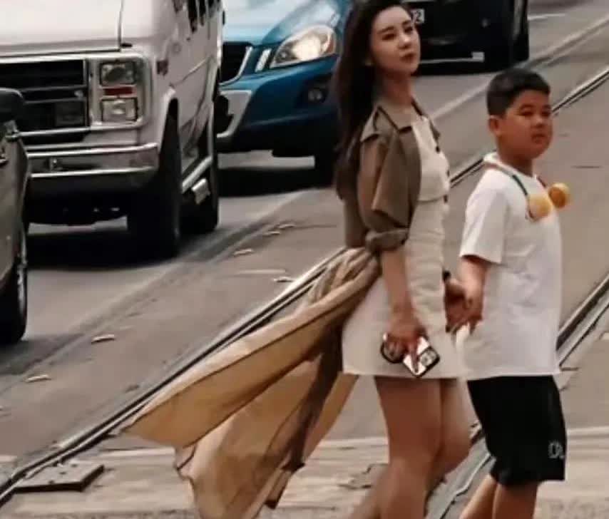 李小萌的孩子，好像颜值一般般，不过李小萌人漂亮，身材也好，哪个男人不喜款？