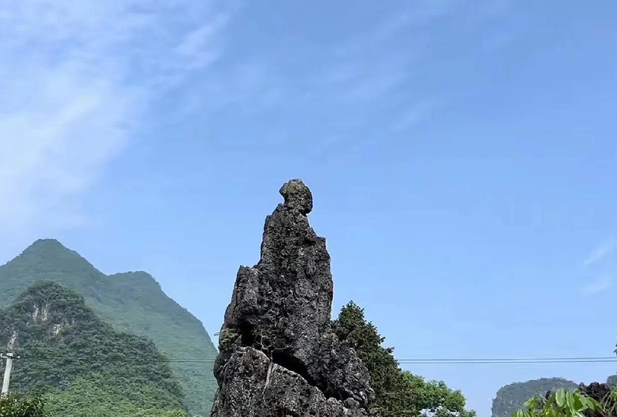 只是有几分相似，就让人慌了神...
备注：这座山，位置在广西的平乐县。