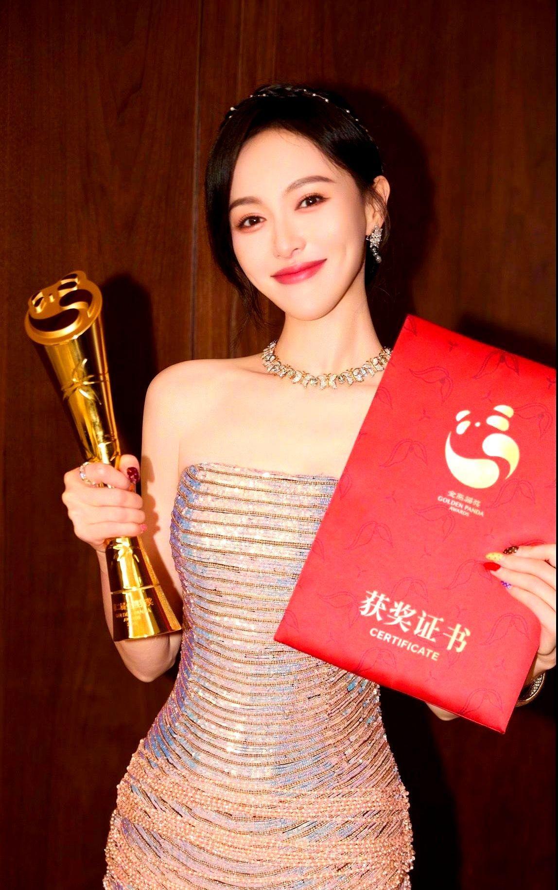 “我欠汪小姐一个奖”——唐嫣把这句话说完不到一年，奖杯就砸进怀里，干脆利落。
金