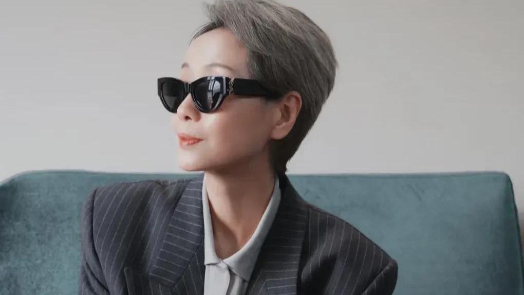 叶童62岁海边痛哭：那个"不男不女"的许仙，在婚姻里流了35年眼泪