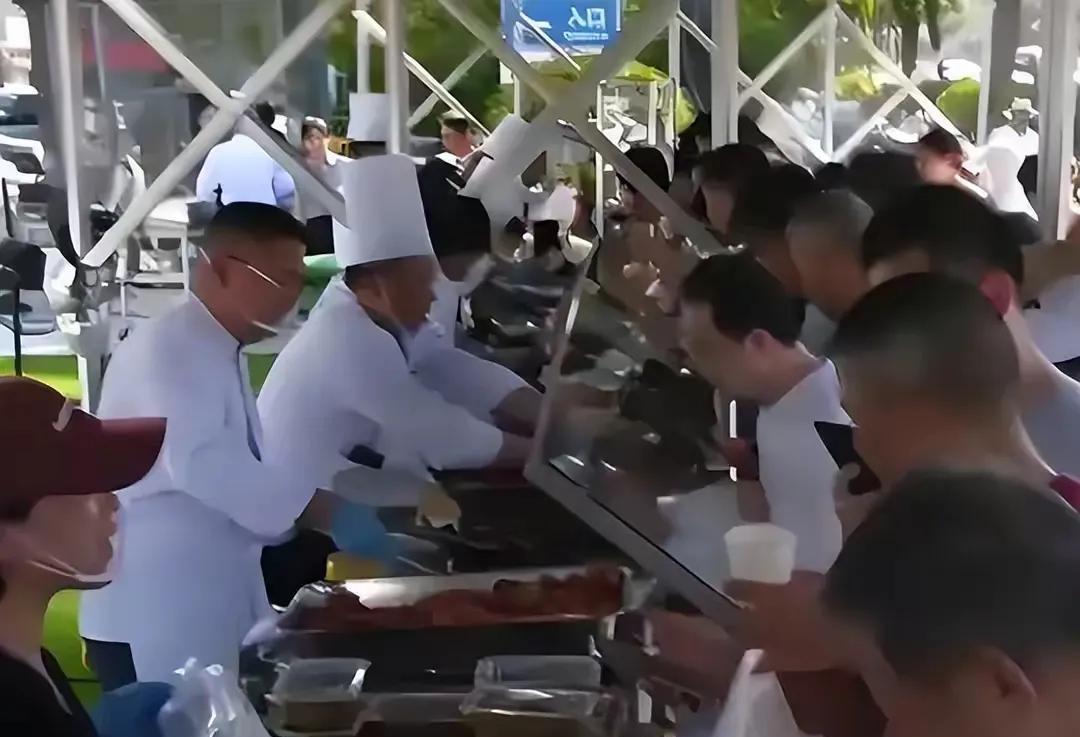 七星级酒店都摆摊卖堂食了，首先，你不是公职人员，再次，你没有钱又不是知名人生。就