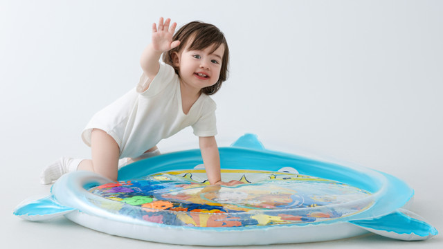 宝宝总喜欢乱敲东西？别着急制止！