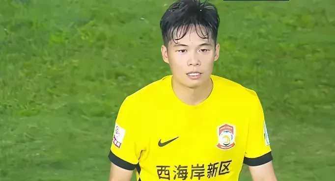 那个被吹掉的绝杀有多可惜？
75分钟，他整场最闪耀的刀片。
段刘愚在青岛西海岸踢