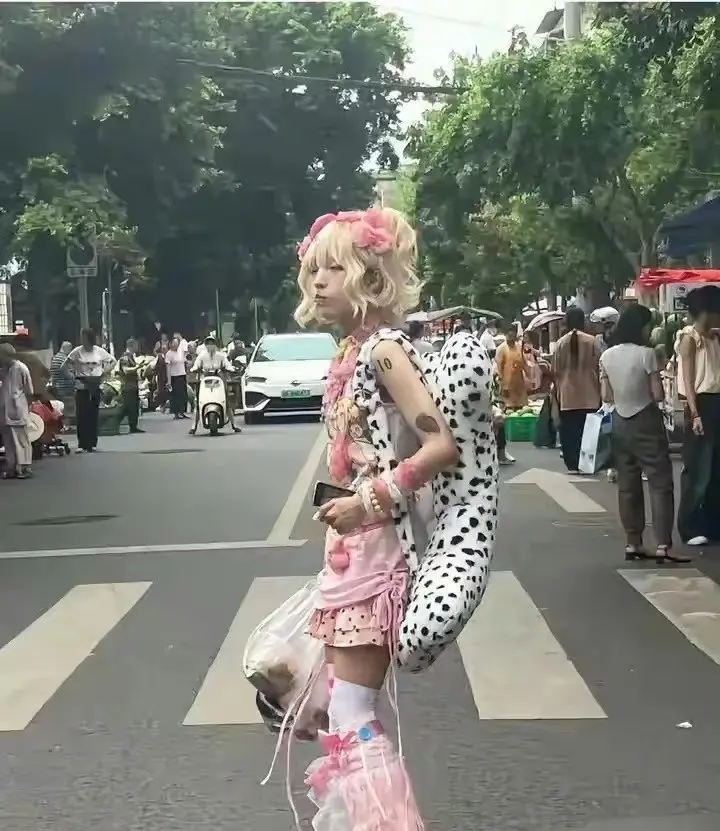我女儿要是敢穿成这样，一天打三顿。