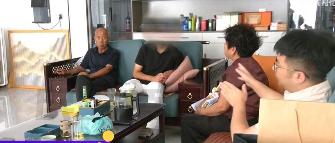 父母去世20岁大哥供出4个大学生，小弟因遗产翻脸，亲戚背后教唆？
最大的哥哥才2