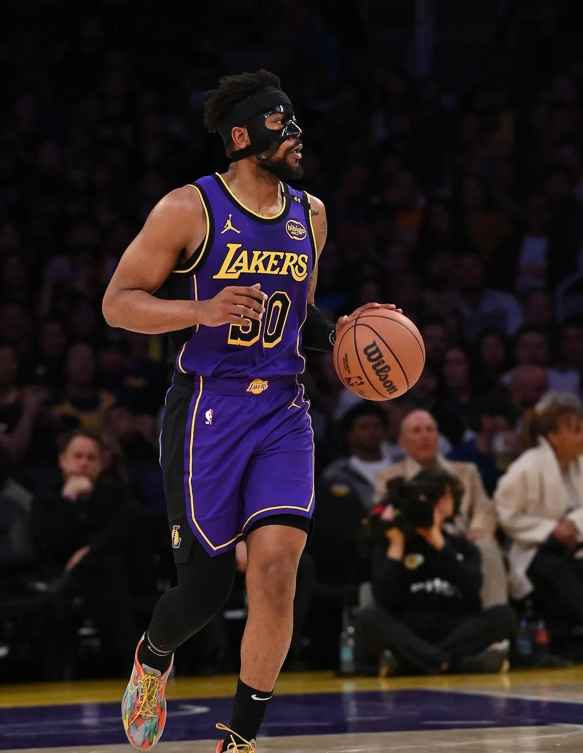 古德温与小库里本赛季三分效率根本不是一个级别；
古德温，打了10场，投中12记三