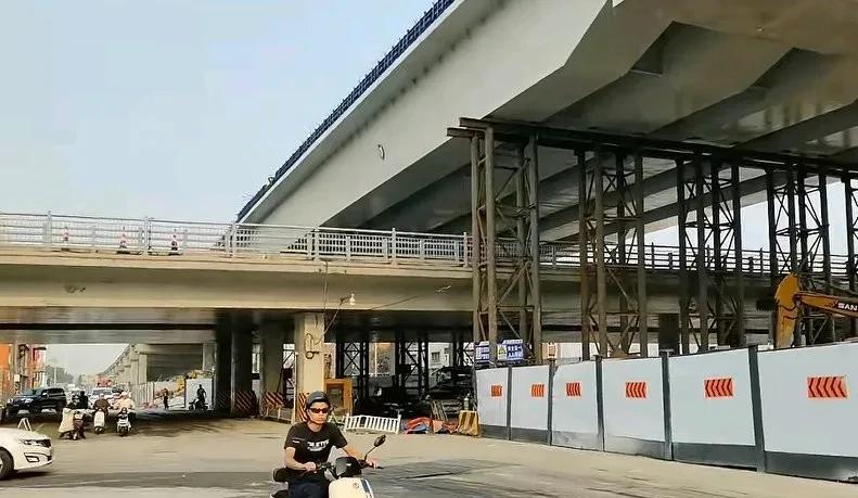 8月14日和平路高架横跨东二环施工现场。