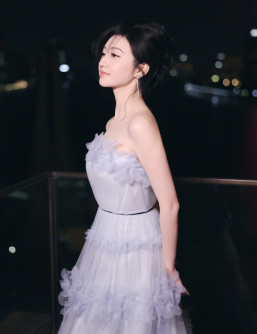 景甜的夜色氛围感美照，这状态真不错！
