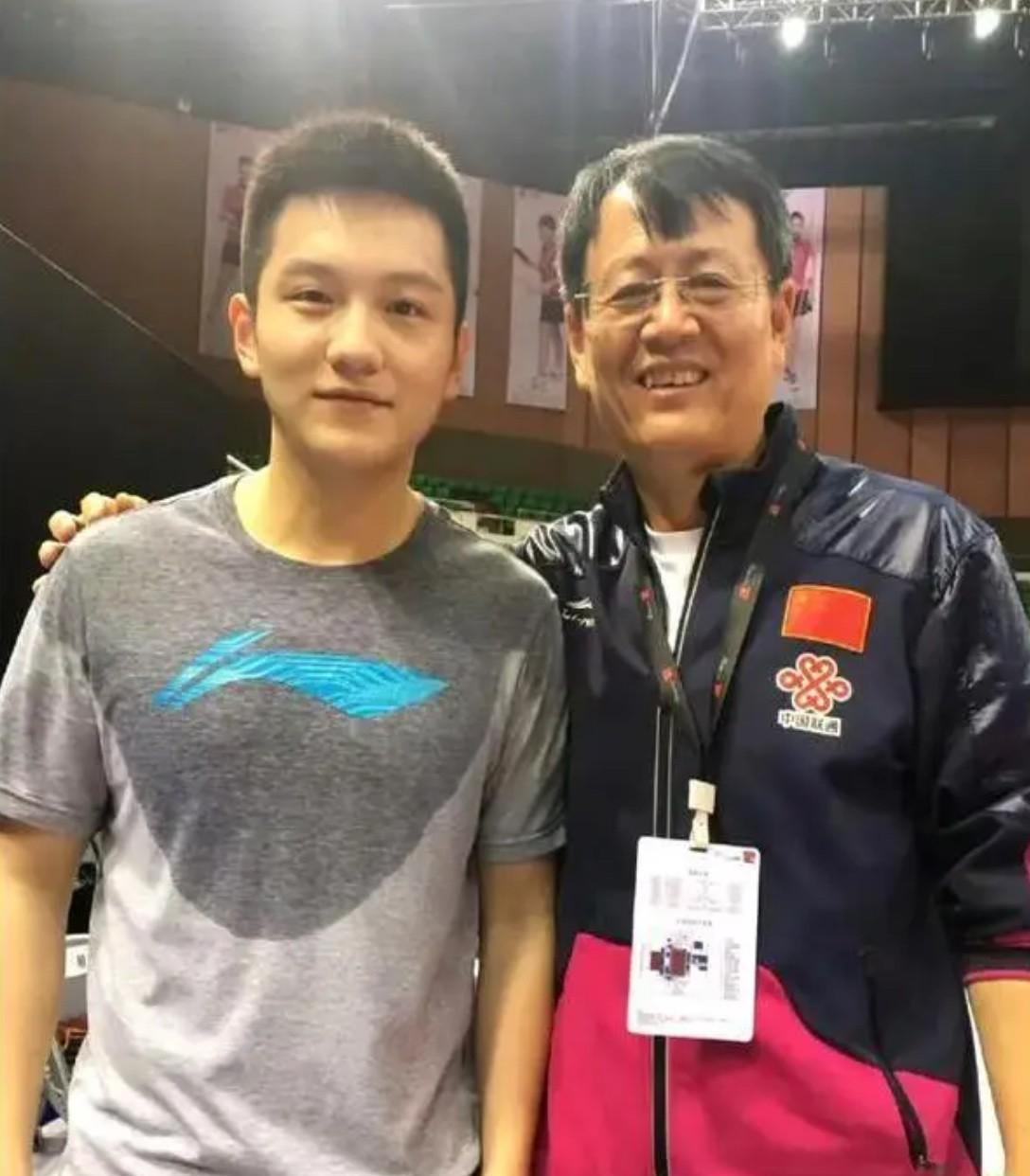 天哪，已经退休的吴敬平官宣复出陪樊振东战洛奥，今天一大早吴教练就发文称时间是一把