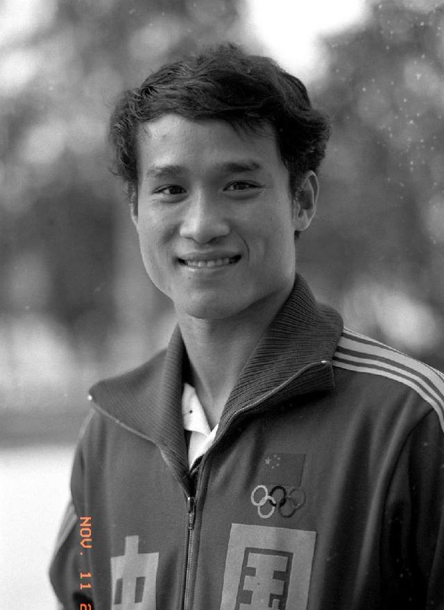 体育迷们还记得照片上，这位英俊潇洒的年轻人吗？李孔政，早在1974年德黑兰亚运会