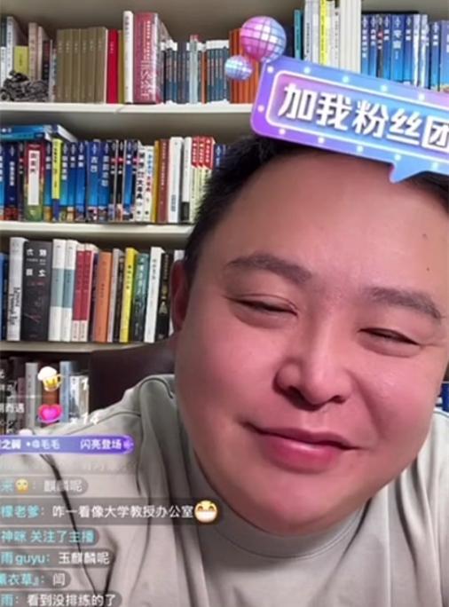 直播的时候，满墙藏书引起了网友的关注，阎鹤祥也坦诚回应，自己也是那种，买了不看，